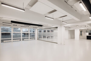 Licht en modern kantoorpand aan de Generaal Vetterstraat met open indeling en grote ramen.